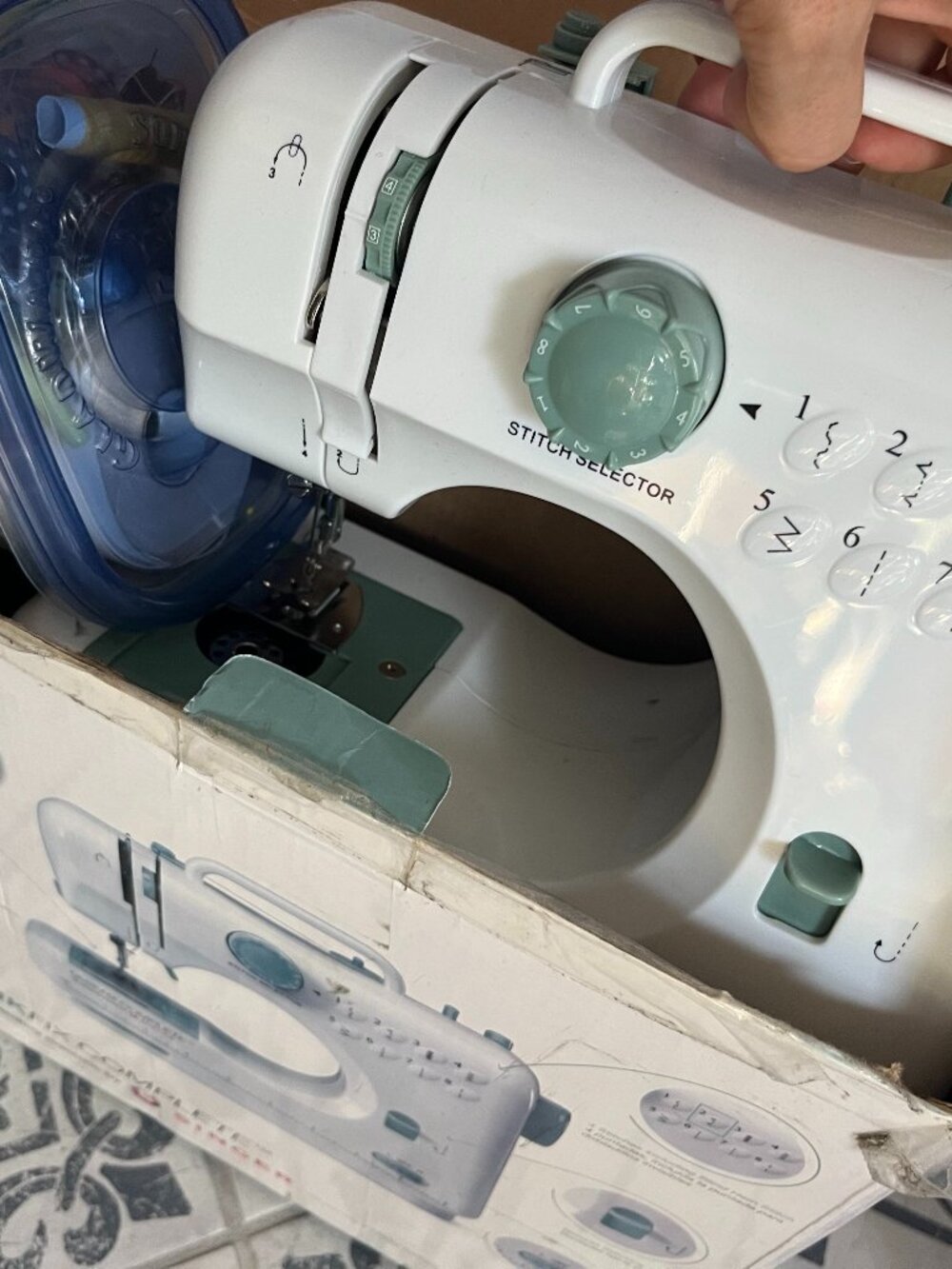 Singer quick fix sewing machine - Picture 2 of 6